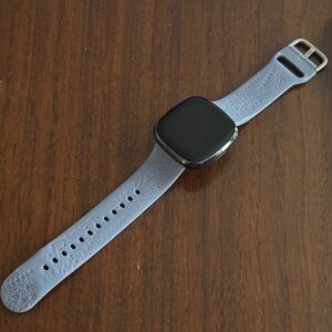 ‼️ PRICE DROP ‼️ Fitbit Versa - Good Condition - includes charger & extra band